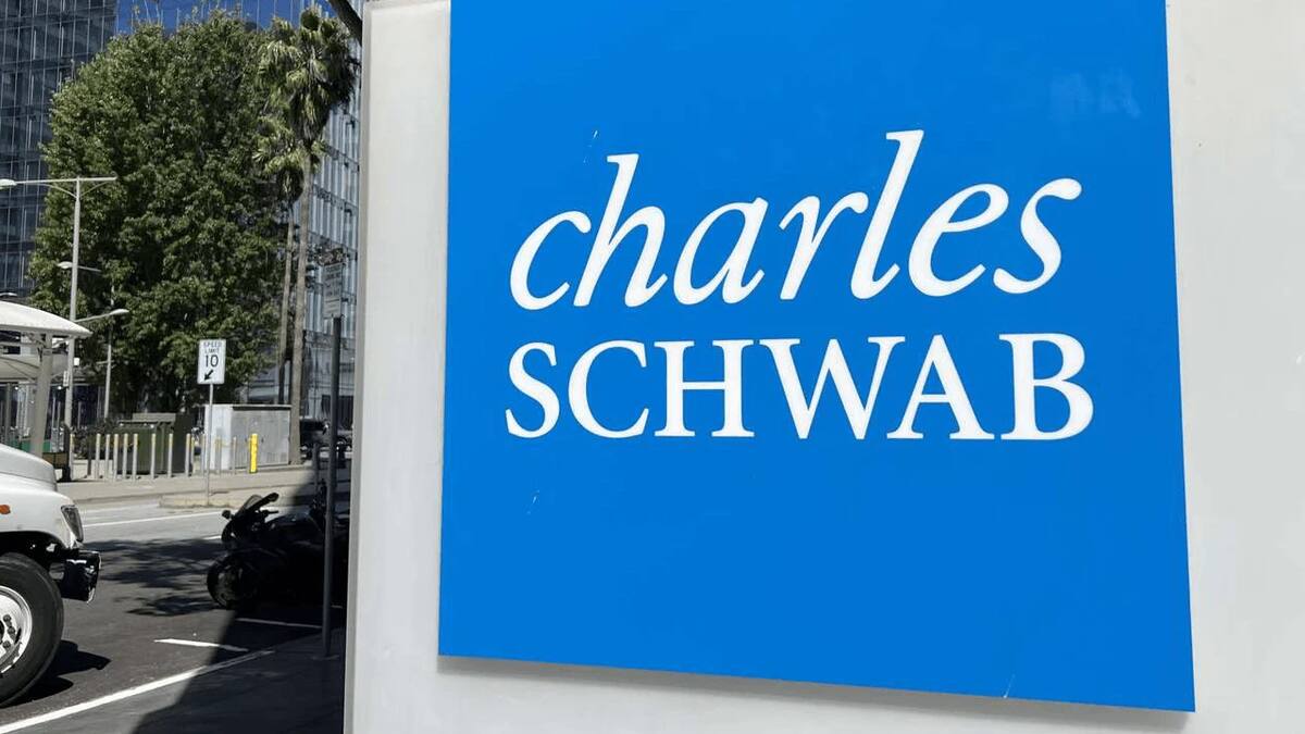 Charles Schwab открыла розничным клиентам прямую торговлю биткоином и эфиром