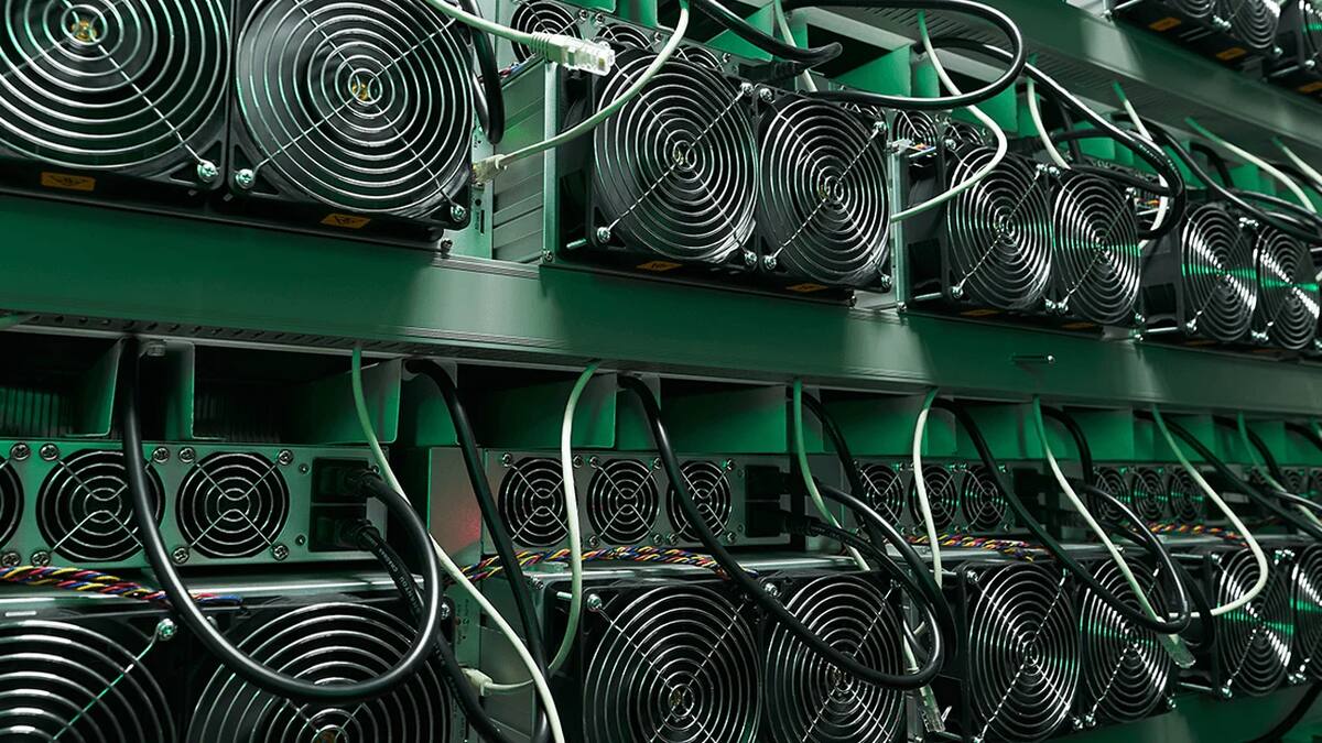 Майнеры биткоина заработали в августе 1,008 млрд долларов